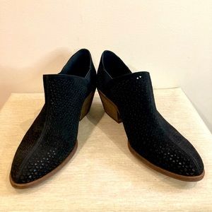 VINCE CAMUTO Sz 9.5 Derindia  Ankle Booties Laser Cut Design Western Style